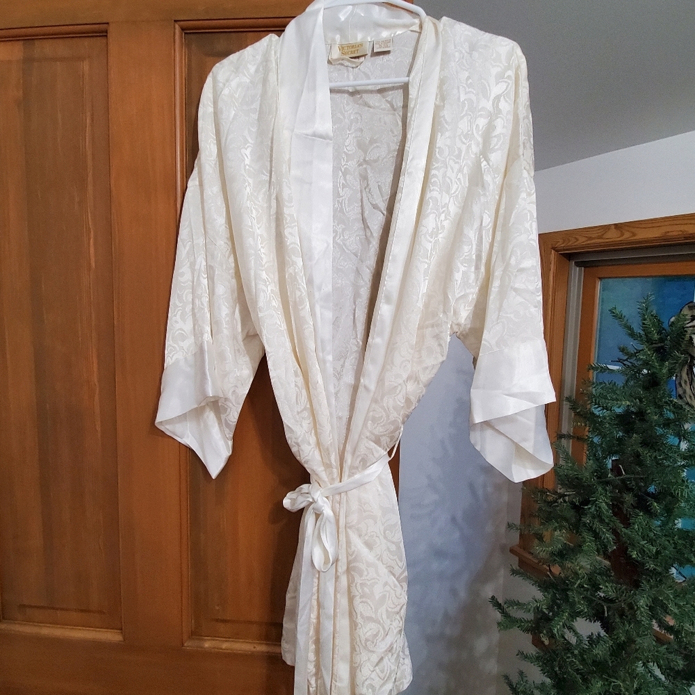 Short night robe victoria secret